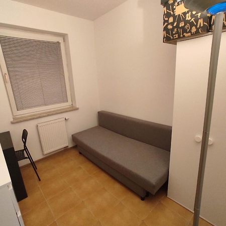 Nice Room With 2 Shared Bathrooms ,Wc , 2Km To Old Town -100M From Metro Szwedzka Varsóvia Exterior foto