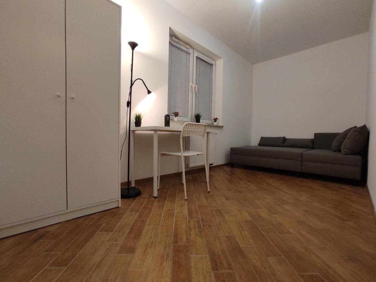 Nice Room With 2 Shared Bathrooms ,Wc , 2Km To Old Town -100M From Metro Szwedzka Varsóvia Exterior foto